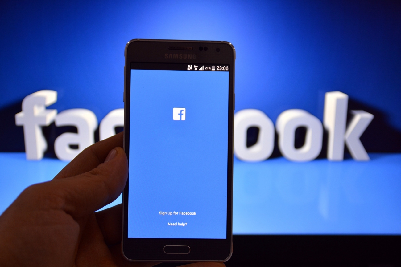 Get the 2 Ways to Spy on Facebook Messages without the Phone