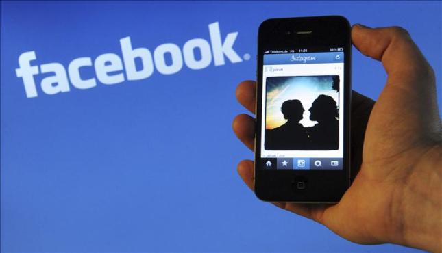 Get the 3 Easy yet important Ways to Hack Facebook Password Using Mobile